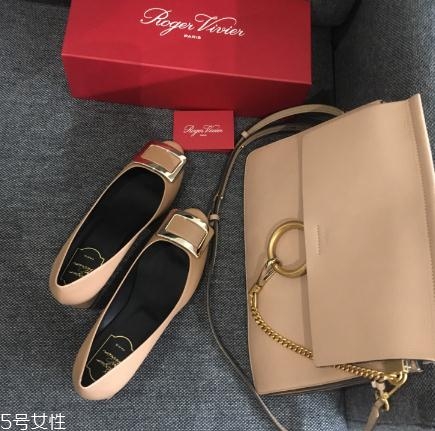 roger vivier鞋子磨腳嗎？時尚界人手一雙的方扣鞋