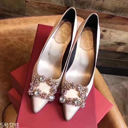 roger vivier鞋子磨腳嗎？時尚界人手一雙的方扣鞋