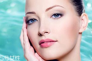 美白精華只能晚上用嗎？白天要做好防曬