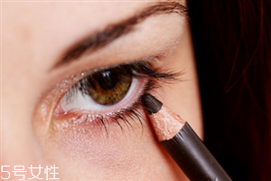 初學(xué)者怎么畫眼線好？教你如何正確畫完整眼妝