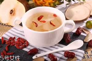冰糖雪梨梨子能吃嗎？梨和什么一起煮著吃最好？