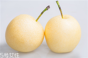睡覺(jué)前多久吃梨比較好？睡覺(jué)前吃梨有什么好處？