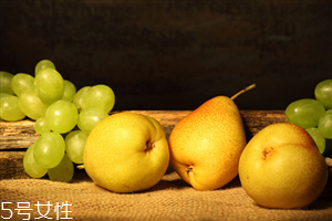 煮梨水要去皮嗎？喝梨水的好處