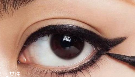 初學(xué)者怎么畫眼線好？教你如何正確畫完整眼妝