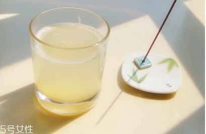 煮梨水要去皮嗎？喝梨水的好處