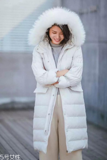 羽絨服怎么穿顯高？這個(gè)冬天溫暖不減造型