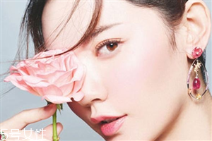 適合畫桃花妝的眼影有哪些？單眼皮桃花妝畫法步驟