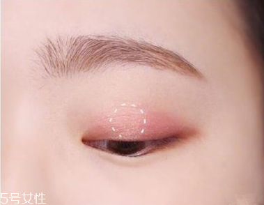 適合畫桃花妝的眼影有哪些？單眼皮桃花妝畫法步驟