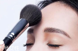 蜜粉可以用在唇部嗎？蜜粉可打造霧面雙唇