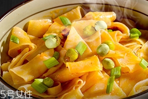 阿寬四川鋪蓋面煮還是拌？來看看鋪蓋面食用方法