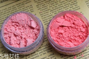 胭脂粉和腮紅膏哪個更好上色？胭脂粉適合油皮