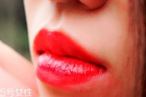 唇膏怎么涂出豐唇？唇中點珠光