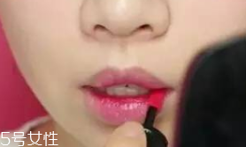 唇膏怎么涂出豐唇？唇中點珠光