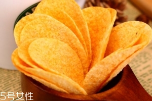 薯片掉到地上可以撿起來吃嗎？這樣衛(wèi)生嗎？