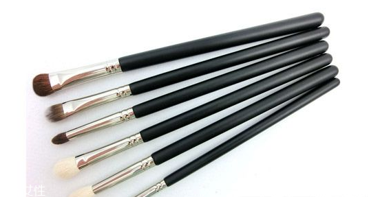 眼影刷和眼影棒哪個值得買？眼影刷水貂毛最好