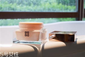 紀(jì)梵希少女面霜適合多大年齡？還你一個(gè)少女肌