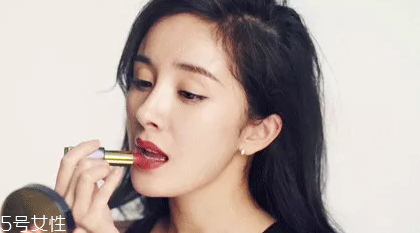 中年女性如何挑選口紅色號？帶藍色調唇色最美