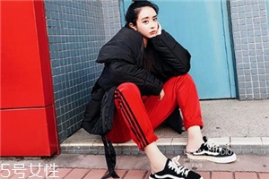 紅色褲子配什么顏色上衣？搭配對顏色才不會俗氣
