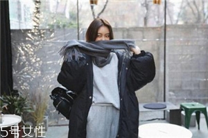 灰色圍巾配什么顏色的衣服好看？來跟著街拍達(dá)人學(xué)學(xué)