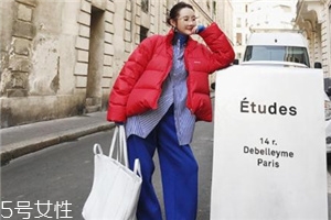 紅色羽絨服搭配什么鞋子？鞋子搭配也是關(guān)鍵