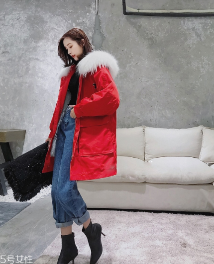紅色羽絨服搭配什么鞋子？鞋子搭配也是關(guān)鍵