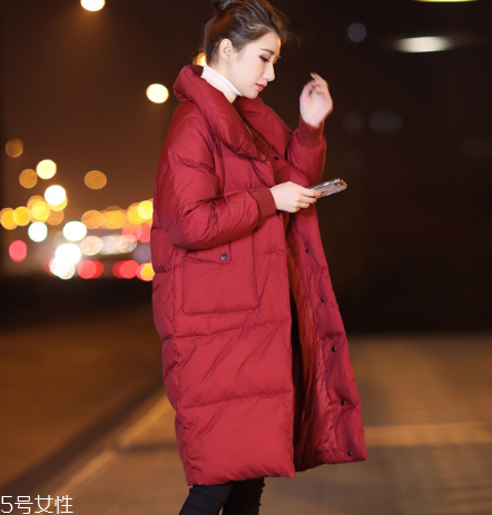 紅色羽絨服里面穿什么？保暖時(shí)尚兩不誤