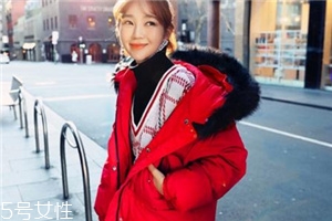 紅色羽絨服里面穿什么？保暖時(shí)尚兩不誤