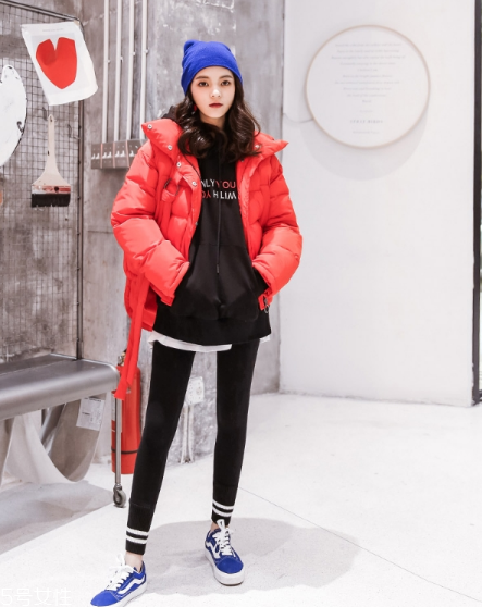 紅色羽絨服里面穿什么？保暖時(shí)尚兩不誤
