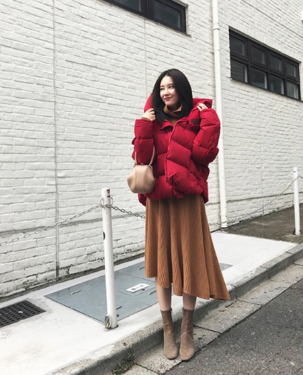 紅色羽絨服里面穿什么？保暖時(shí)尚兩不誤