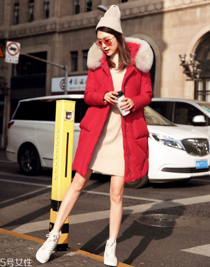 紅色羽絨服里面穿什么？保暖時(shí)尚兩不誤