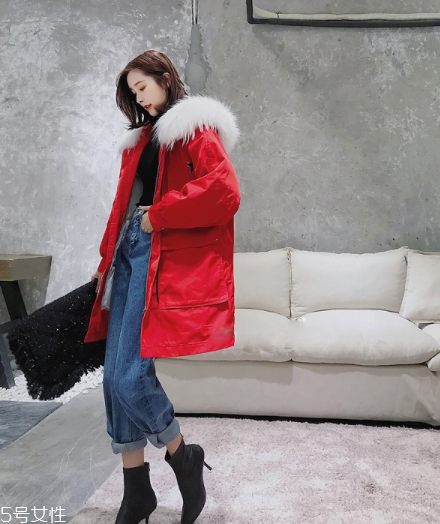 紅色羽絨服搭配什么褲子？四種混搭讓你潮范兒十足