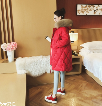 紅色羽絨服搭配什么褲子？四種混搭讓你潮范兒十足