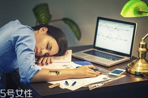 熬夜后吐血是怎么回事？疾病是主因