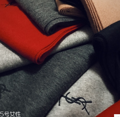 冬天圍巾什么顏色好看？為你推薦經(jīng)典款圍巾