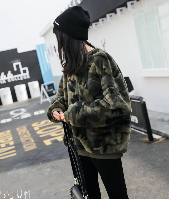 冬天衛(wèi)衣怎么穿更時(shí)髦？小心機(jī)教你把衛(wèi)衣穿出時(shí)尚感