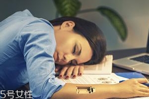 熬夜長(zhǎng)膘什么原因？疲勞使人食欲大開