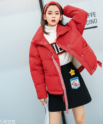 紅色羽絨服搭配什么顏色毛衣？色彩搭配不止黑白灰
