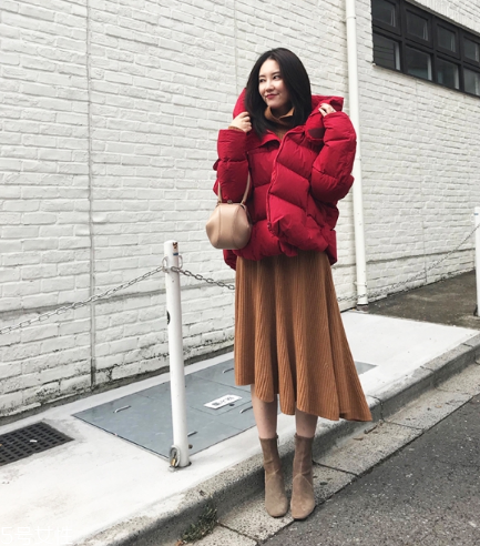 紅色羽絨服搭配什么顏色毛衣？色彩搭配不止黑白灰