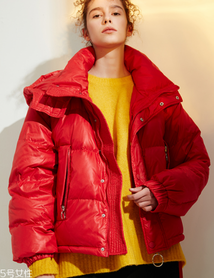 紅色羽絨服搭配什么顏色毛衣？色彩搭配不止黑白灰