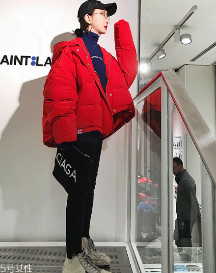 紅色羽絨服搭配什么顏色毛衣？色彩搭配不止黑白灰