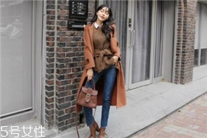 過膝大衣配什么褲子？各種混搭瞬間出眾