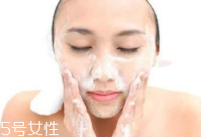 潔面乳和洗面奶是一種產(chǎn)品嗎？洗面奶適合干皮