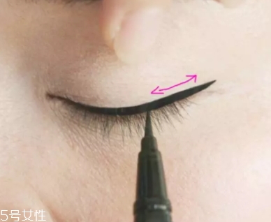 眼線筆要什么顏色好看？眼線筆顏色需要結(jié)合發(fā)色妝容