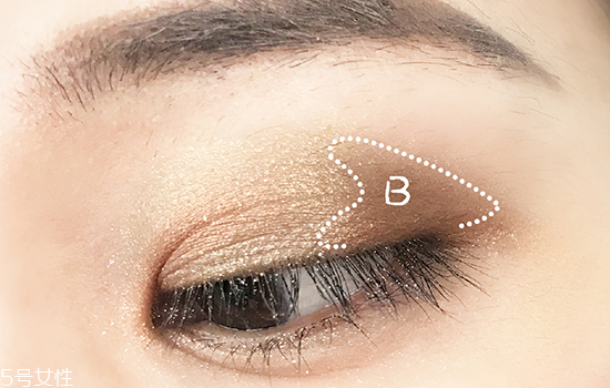 粉棕色眼妝怎么畫(huà)？蜜桃?jiàn)y畫(huà)法