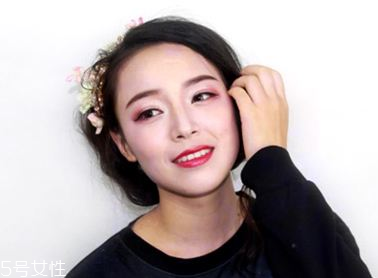 2018秋冬酒紅色眼妝怎么畫？神秘又有女人味的妝容