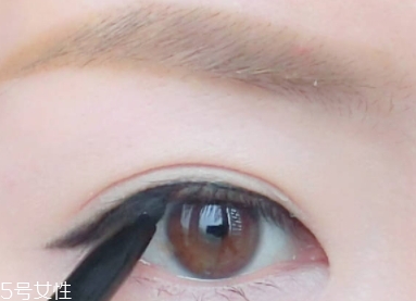 眼線膠筆怎么用？圖解眼線膠筆的畫法