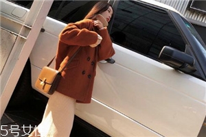 大衣粘毛是料子不好嗎？原來(lái)是這個(gè)原因