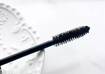 睫毛膏如何避免結(jié)塊？不要z形涂抹