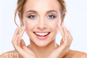 開眼角拆線后怎么清潔眼部？開眼角后可以適當洗臉清潔