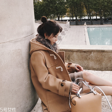 牛角扣大衣配什么褲子？教你穿出最美學(xué)院風(fēng)